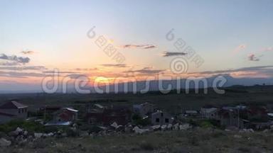 亚美尼亚埃里温郊区日落。
